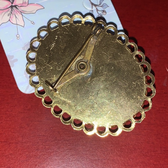 Chrysanthemum carnelian cameo brooch - Picture 3 of 4